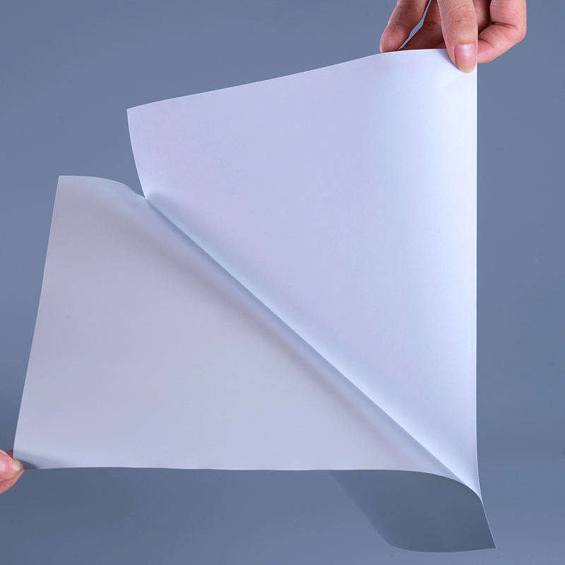 Matériaux d'étiquettes en film polyester argent mat 50 microns avec adhésif acrylique à base d'eau et revêtement à base d'eau