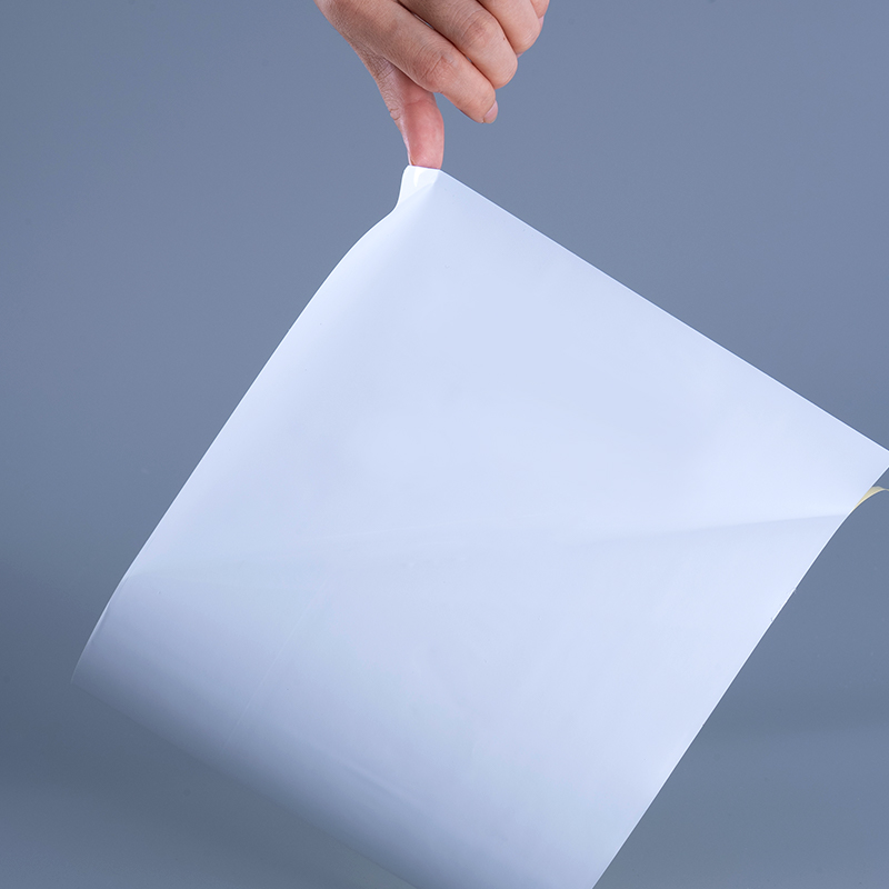 Matériaux d'étiquette de film vinyle PET brillant 25mic avec rouleau géant adhésif acrylique pour impression à jet d'encre