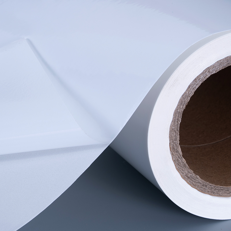 Matériaux d'étiquette de film vinyle PET brillant 25mic avec rouleau géant adhésif acrylique pour impression à jet d'encre