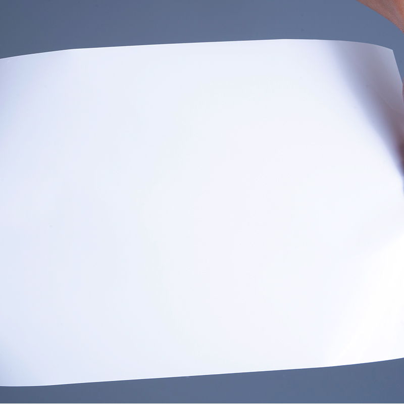 Matériaux d'étiquette de film vinyle PET brillant 25mic avec rouleau géant adhésif acrylique pour impression à jet d'encre