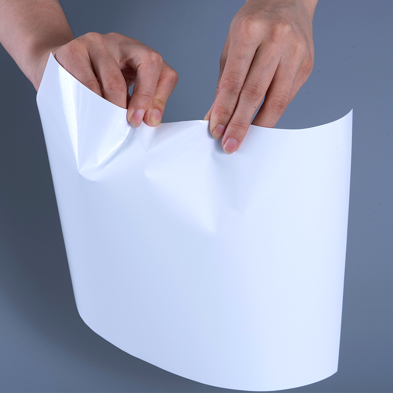 Matériaux d'étiquette de film vinyle PET brillant 25mic avec rouleau géant adhésif acrylique pour impression à jet d'encre