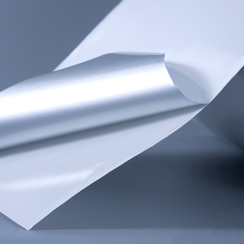 Film Polyester aluminisé blanc brillant 25mic, étiquette auto-adhésive avec adhésif acrylique à base d'eau pour impression à jet d'encre