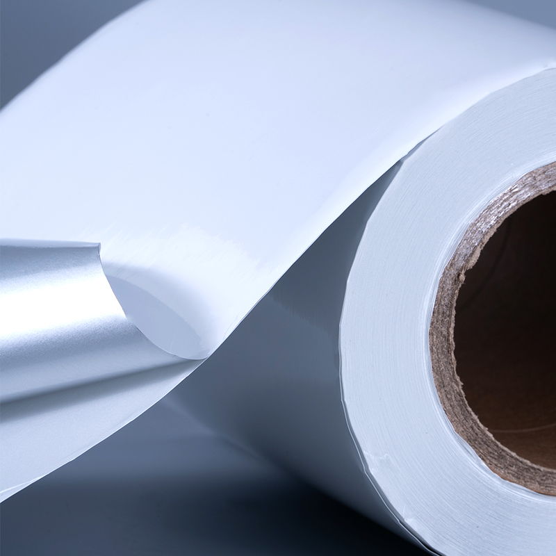 Film Polyester aluminisé blanc brillant 25mic, étiquette auto-adhésive avec adhésif acrylique à base d'eau pour impression à jet d'encre
