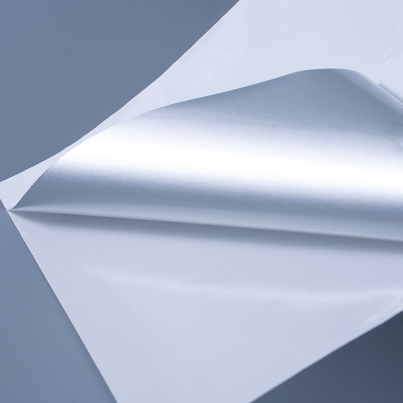 Film Polyester aluminisé blanc brillant 25mic, étiquette auto-adhésive avec adhésif acrylique à base d'eau pour impression à jet d'encre