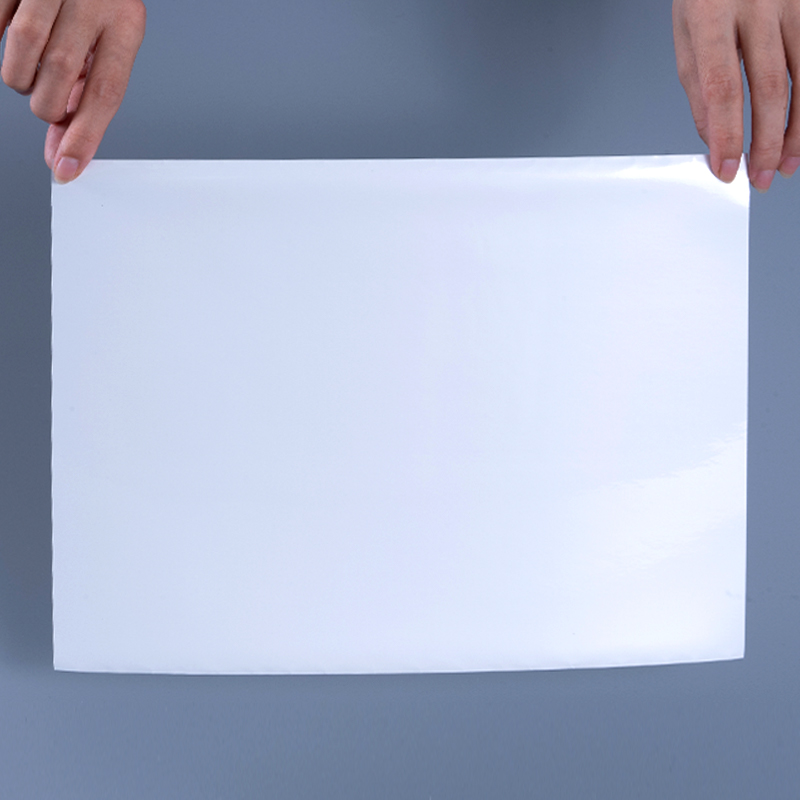 Film Polyester aluminisé blanc brillant 25mic, étiquette auto-adhésive avec adhésif acrylique à base d'eau pour impression à jet d'encre